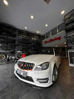Boğaziçi uyumlu Mercedes C Serisi W204 Ön Lip Parça modelleri Oto Aksesuar Shop'de. Kaliteli malzeme, hızlı kargo ve güvenli alışverişle hemen inceleyin.