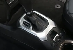 Renegade İç Uyumlu Vites Çerçevesi SilverDRS Tuning kalitesiyle tanışın! Özel olarak jeep  model araçlar için üretilen bu ürün, otomobilinizin hatlarına sportif