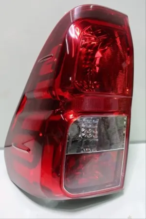 Hilux 2016-2019 Uyumlu Sol StopDRS Tuning kalitesiyle tanışın! Özel olarak Toyota  model araçlar için üretilen bu ürün, otomobilinizin hatlarına sportif ve dina