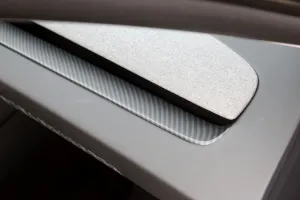 Tesla Model Y Juniper 2025 Sonrası GÖGÜSLÜK KAPLAMA KARBON BOYA - Görsel 4