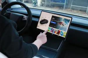 Tesla Model Y Juniper 2025 Sonrası EKRAN AÇI APARATI - Görsel 2